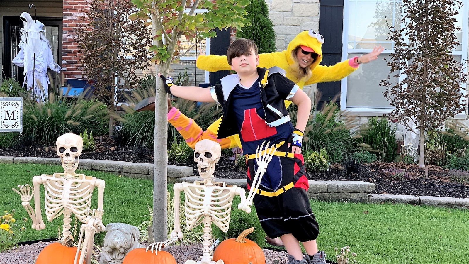 Oh yes she did. Heather Killebrew photo bombed AJM.